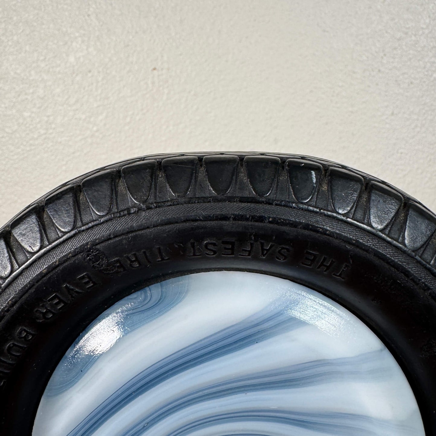 #2043【1950-60年代】ビンテージ B.F. Goodrich タイヤ灰皿 / マーブルガラス アメリカ