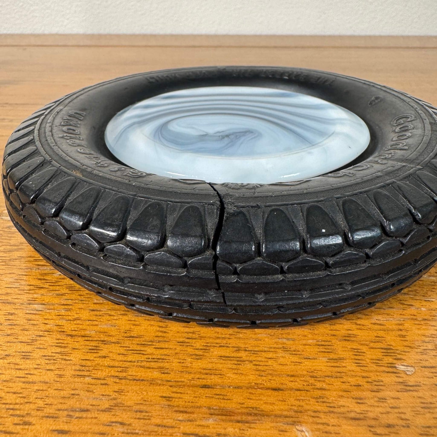 #2043【1950-60年代】ビンテージ B.F. Goodrich タイヤ灰皿 / マーブルガラス アメリカ