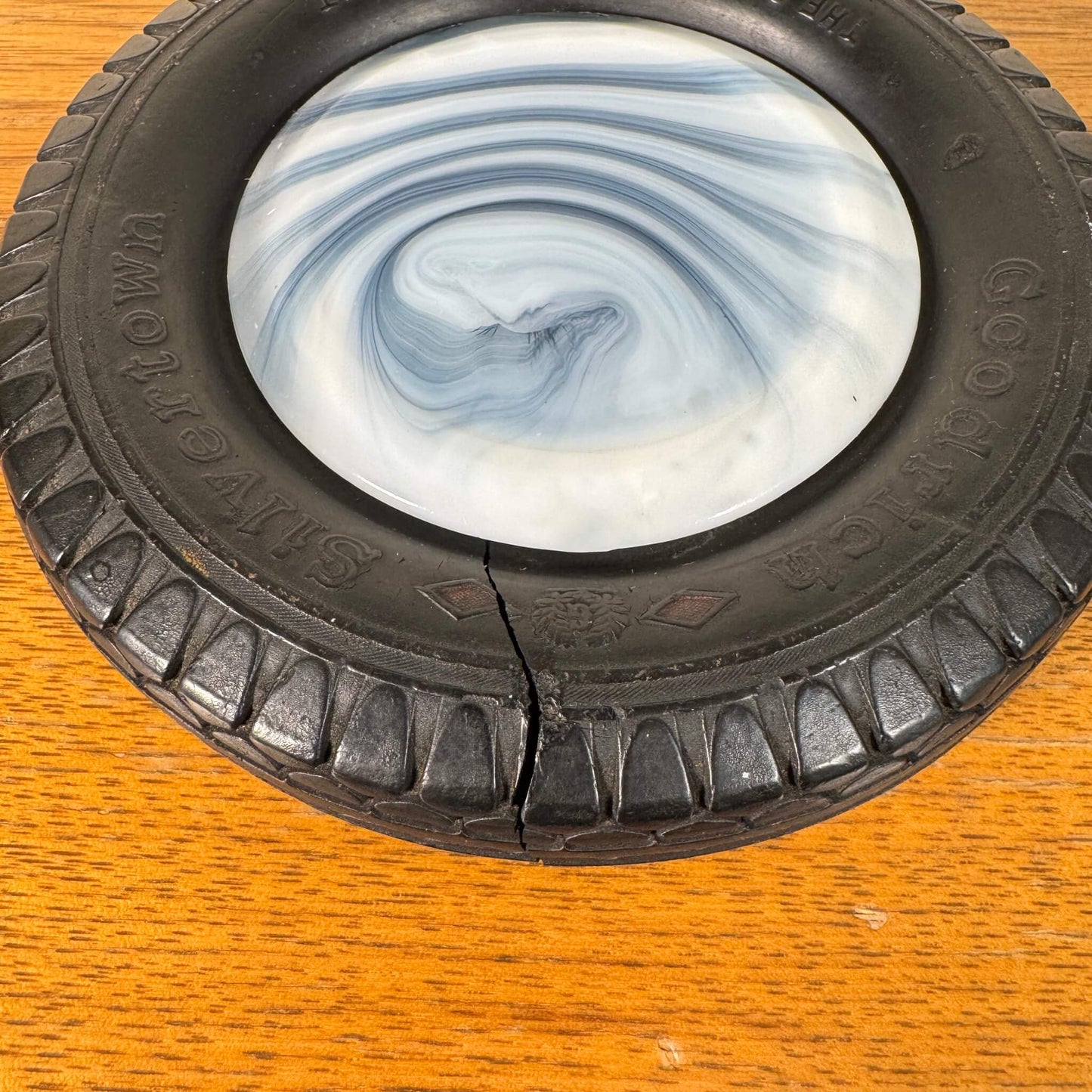 #2043【1950-60年代】ビンテージ B.F. Goodrich タイヤ灰皿 / マーブルガラス アメリカ