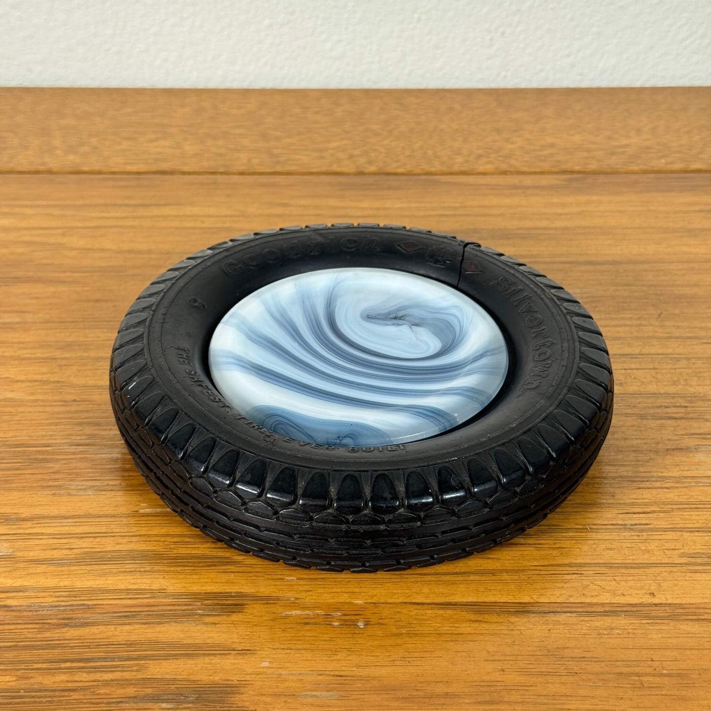 #2043【1950-60年代】ビンテージ B.F. Goodrich タイヤ灰皿 / マーブルガラス アメリカ