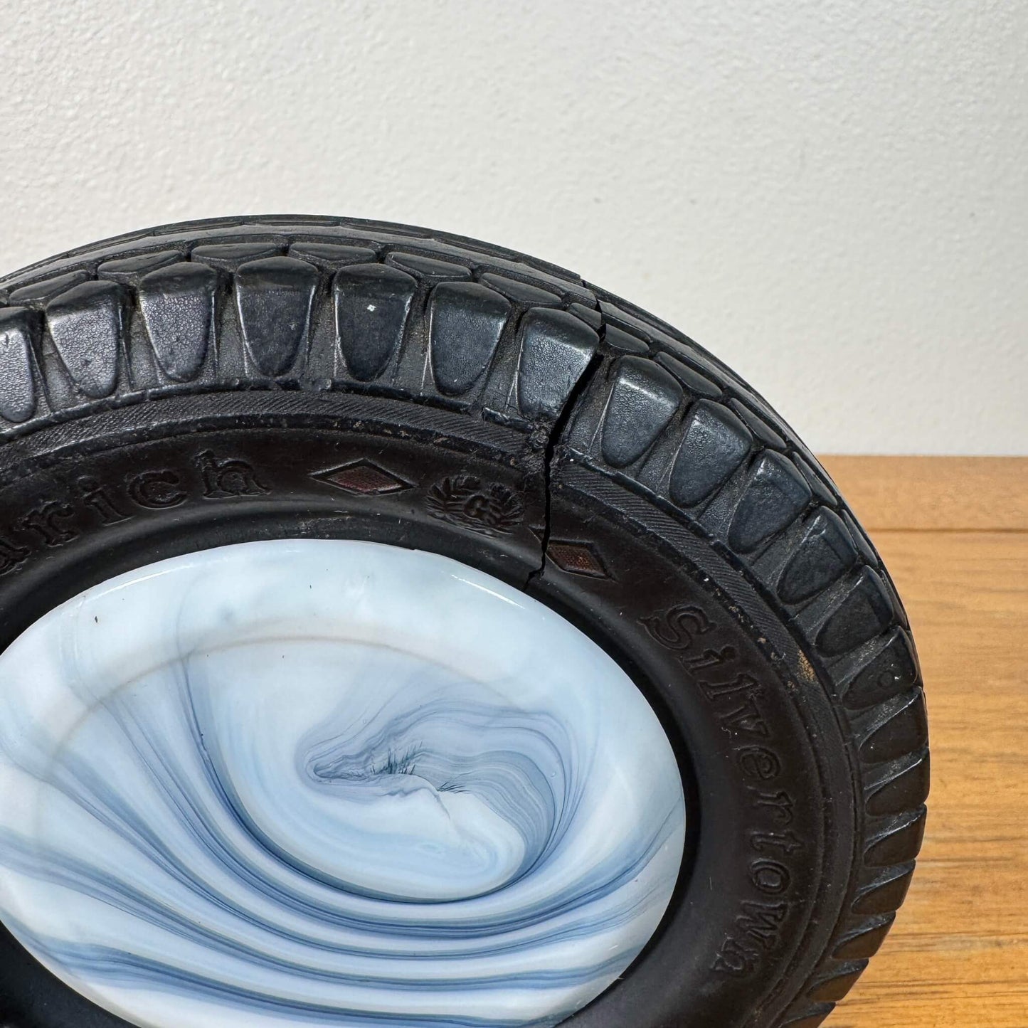 #2043【1950-60年代】ビンテージ B.F. Goodrich タイヤ灰皿 / マーブルガラス アメリカ