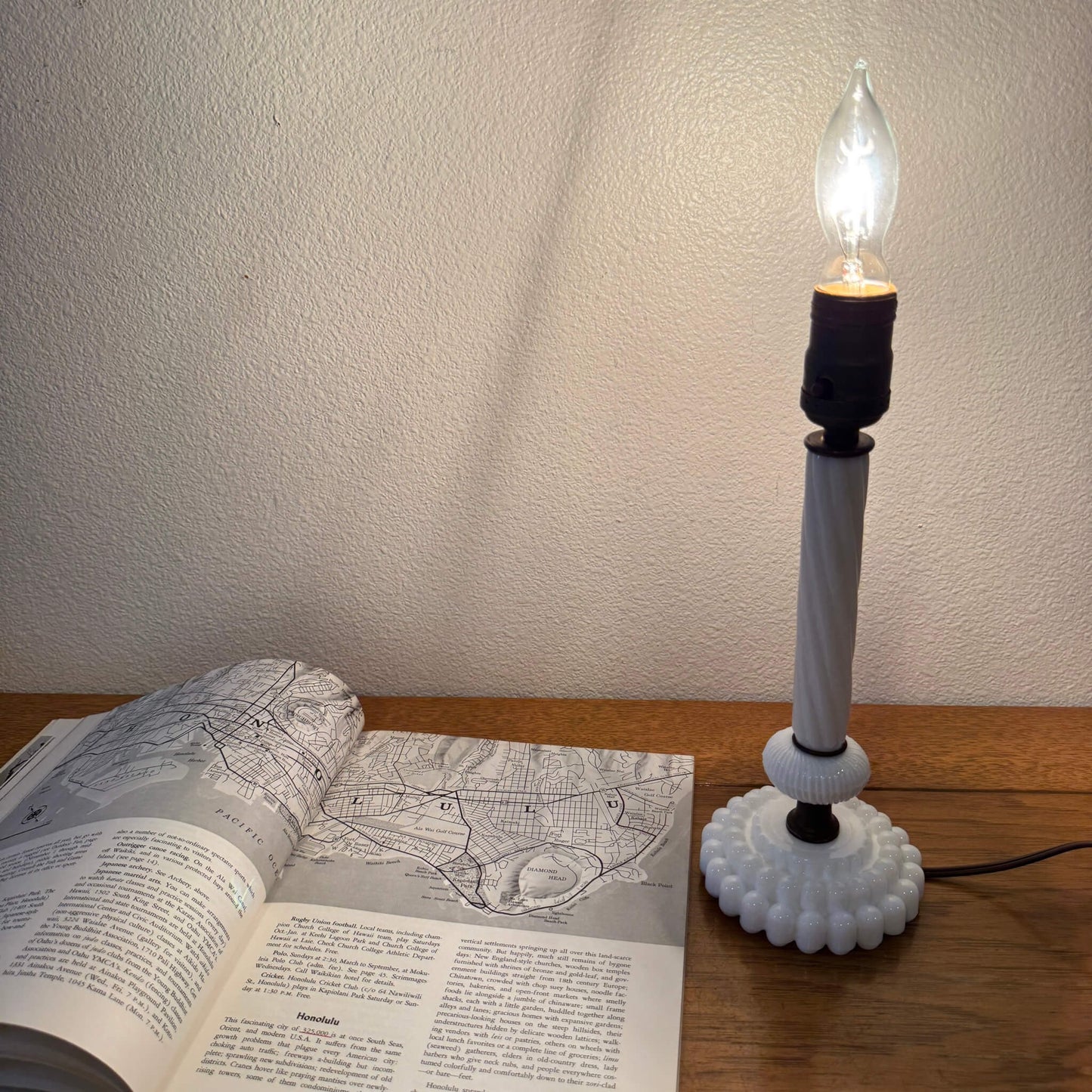 #2091-2【1950-60年代】ビンテージ ホブネイル ミルクガラス テーブルランプ / 照明 アメリカ