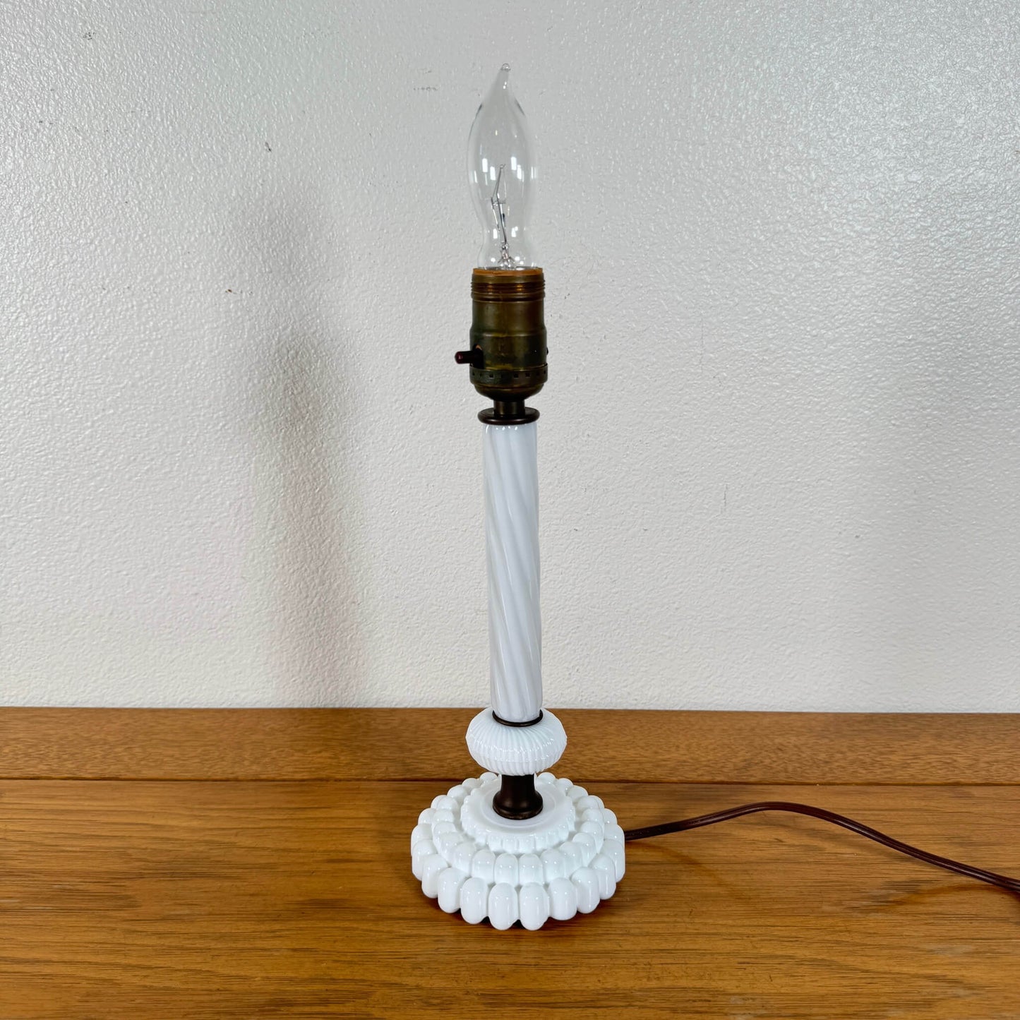 #2091-2【1950-60年代】ビンテージ ホブネイル ミルクガラス テーブルランプ / 照明 アメリカ