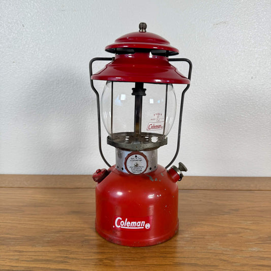 #1696【1963年10月製造】ビンテージ Coleman（コールマン）200A ランタン レッドボーダー 未整備品 アメリカ
