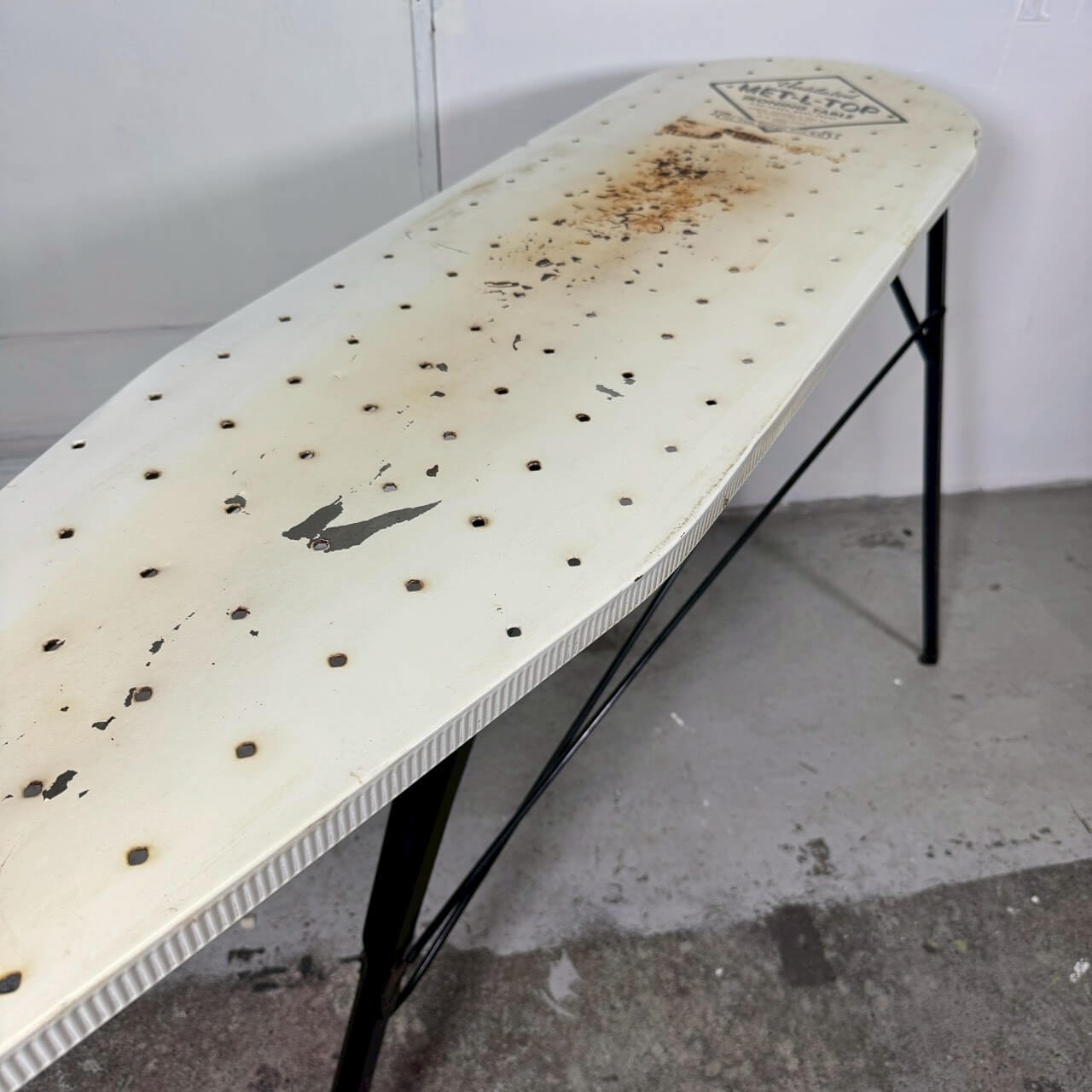 #2211【1950-60年代】ビンテージ メタル アイロンボード / インダストリアル ディスプレイテーブル