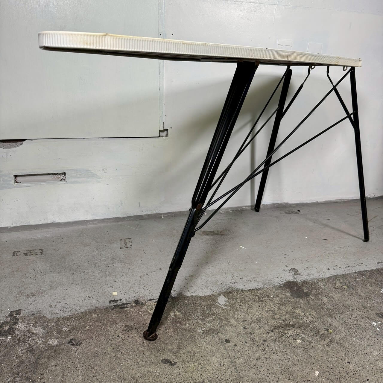#2211【1950-60年代】ビンテージ メタル アイロンボード / インダストリアル ディスプレイテーブル