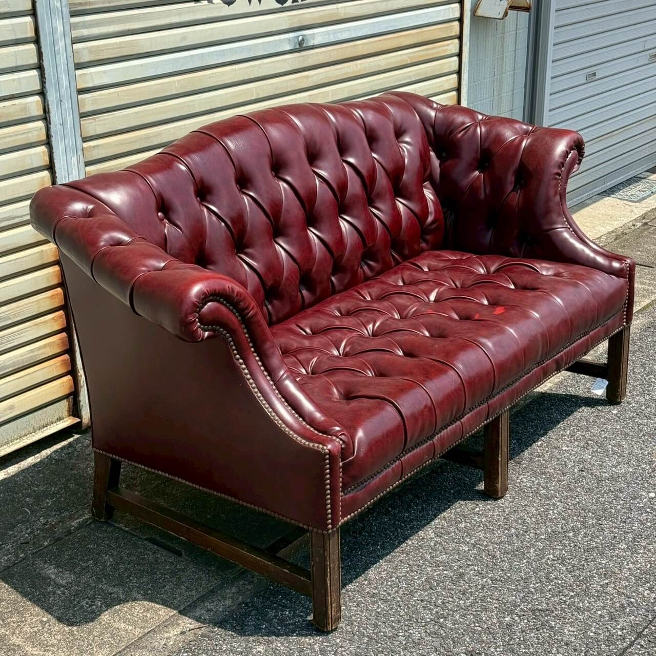 【1970-80年代】ビンテージ ソファ レザー 2人掛け チェスターフィールド 店舗什器 ワインレッド #2507