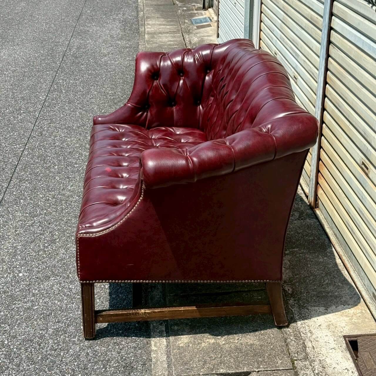 【1970-80年代】ビンテージ ソファ レザー 2人掛け チェスターフィールド 店舗什器 ワインレッド #2507
