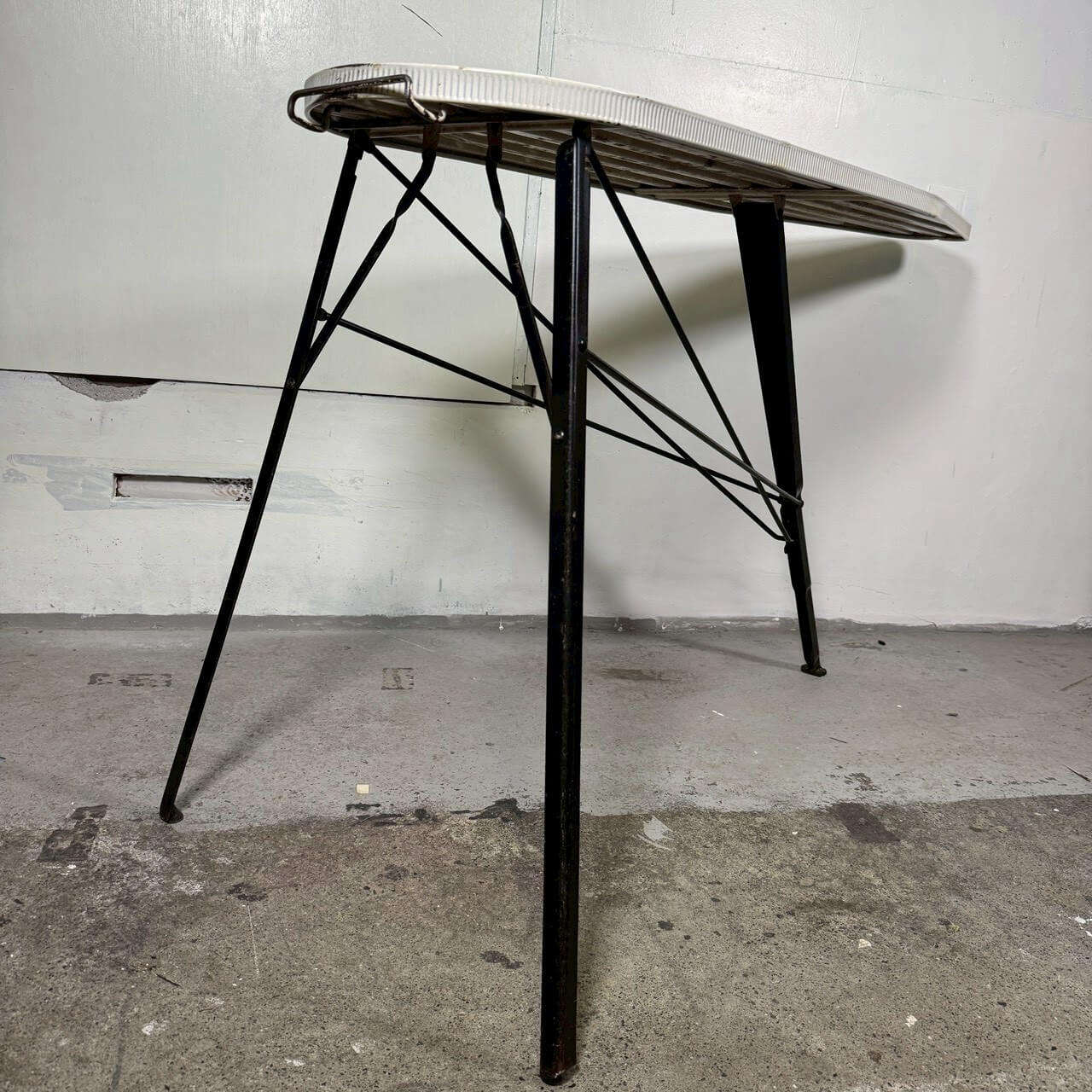 #2211【1950-60年代】ビンテージ メタル アイロンボード / インダストリアル ディスプレイテーブル