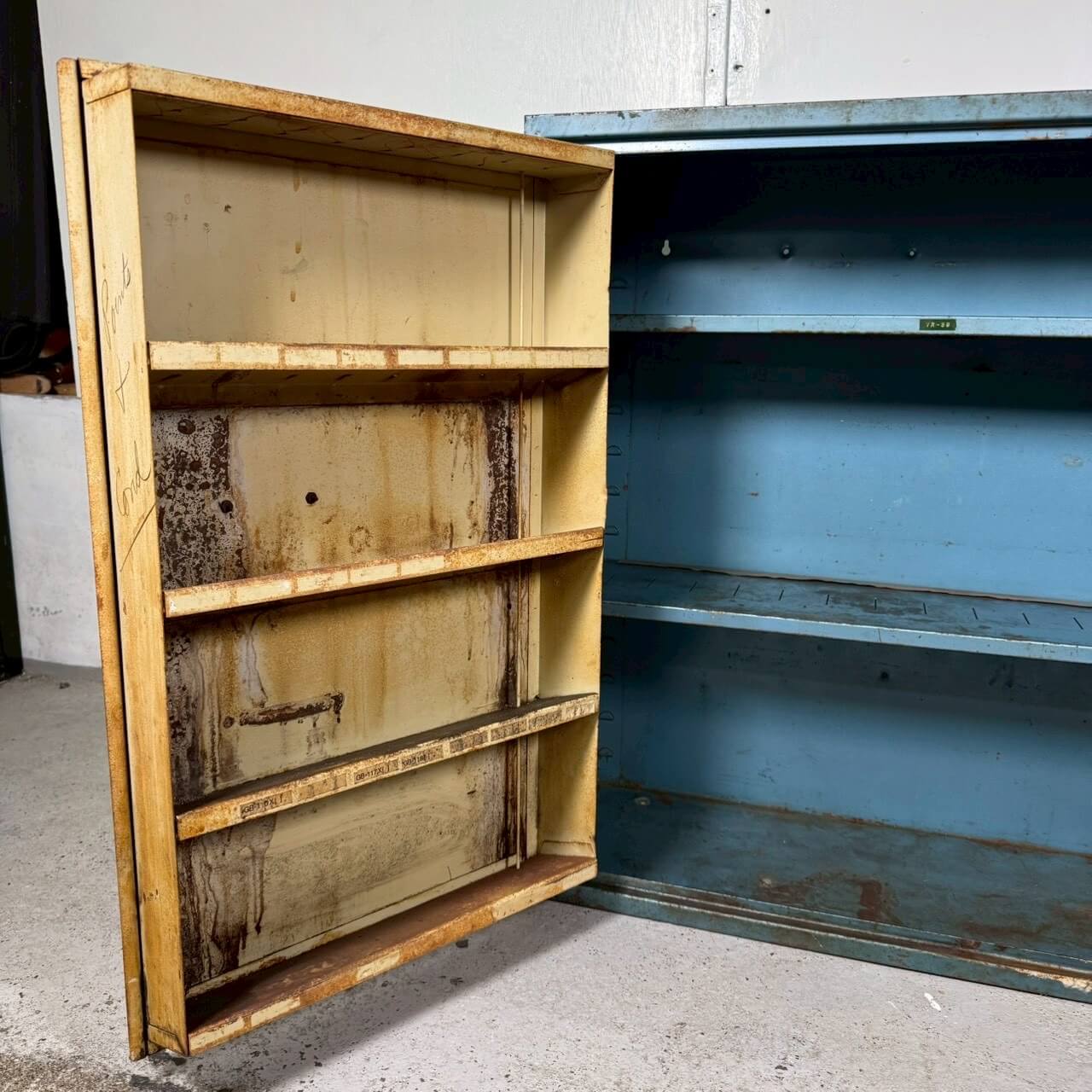 【1960-70年代】ビンテージ メタルキャビネット 鍵付き アメリカン雑貨 店舗什器 ガレージ #2458