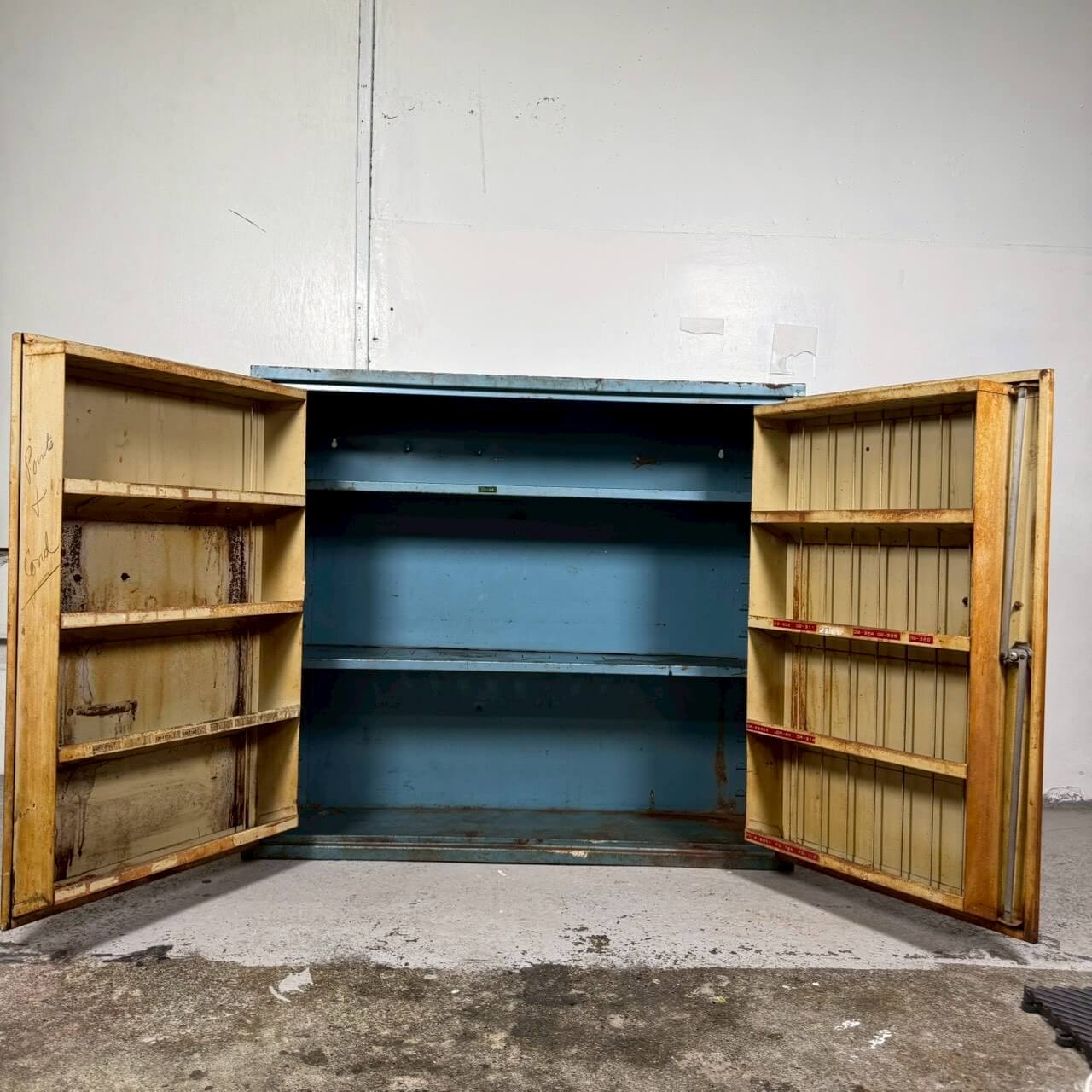 【1960-70年代】ビンテージ メタルキャビネット 鍵付き アメリカン雑貨 店舗什器 ガレージ #2458