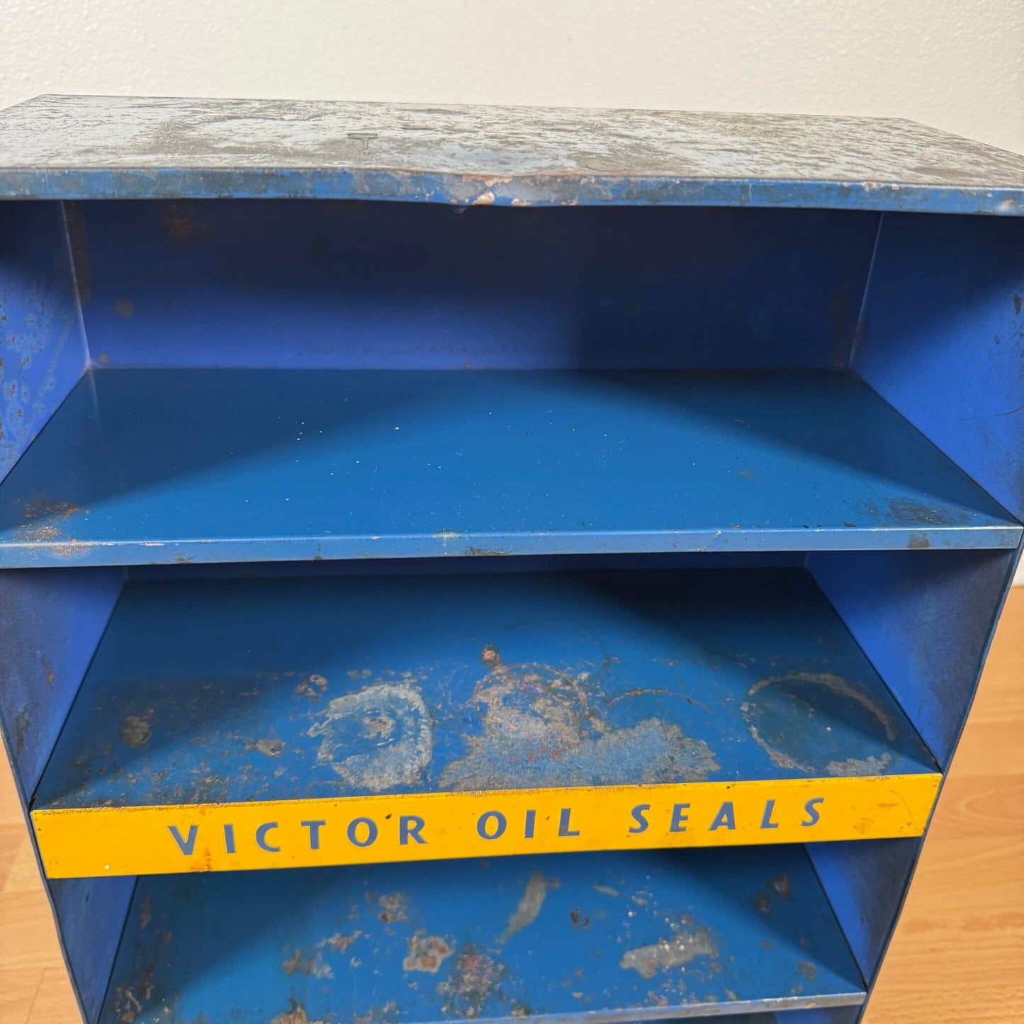 #1835【1950-60年代】ビンテージ VICTOR OIL SEALS メタルシェルフ / 工具棚 ディスプレイラック アメリカ