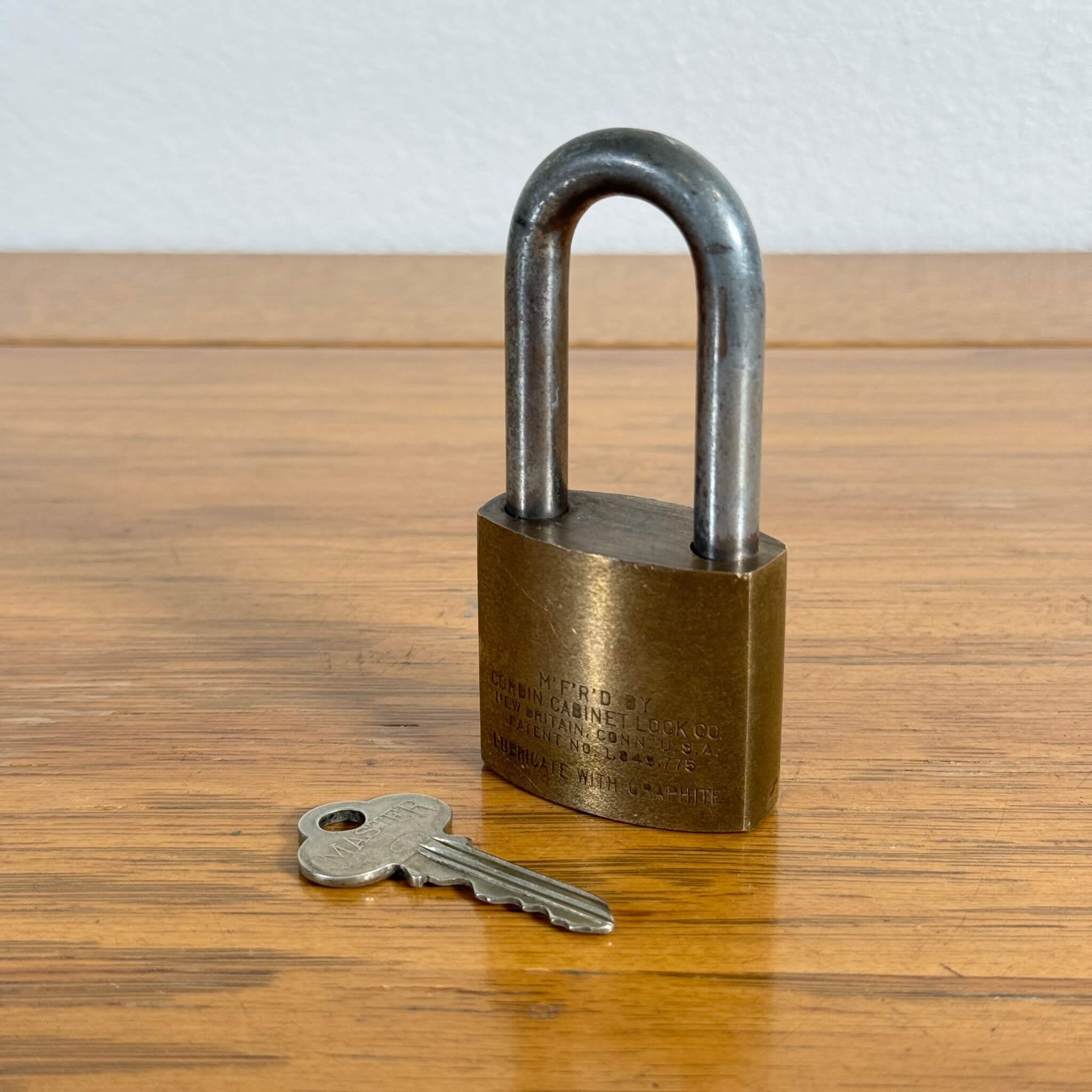 1233 【1950-60年代】ビンテージ Corbin Cabinet Lock Co. 南京錠 鍵
