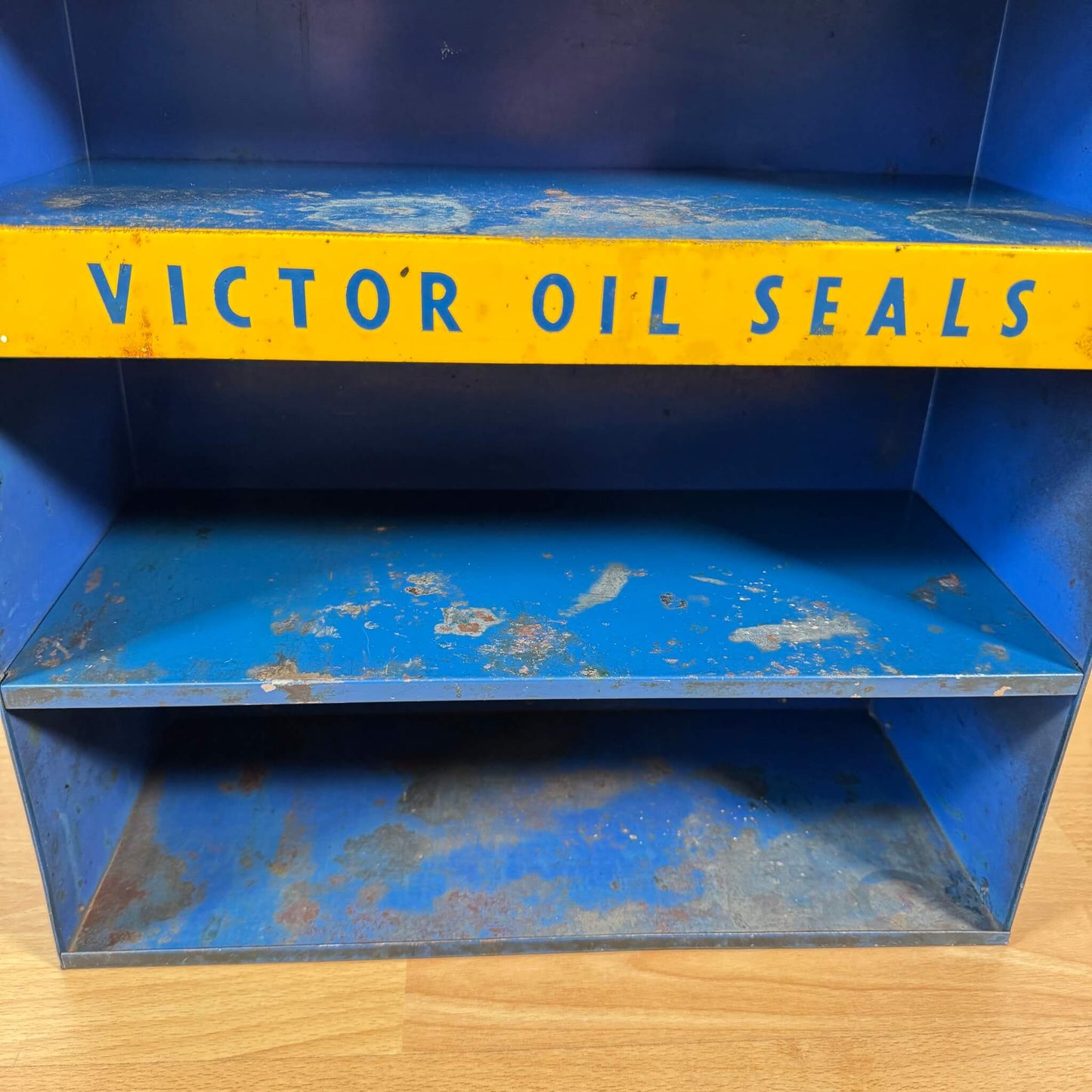#1835【1950-60年代】ビンテージ VICTOR OIL SEALS メタルシェルフ / 工具棚 ディスプレイラック アメリカ