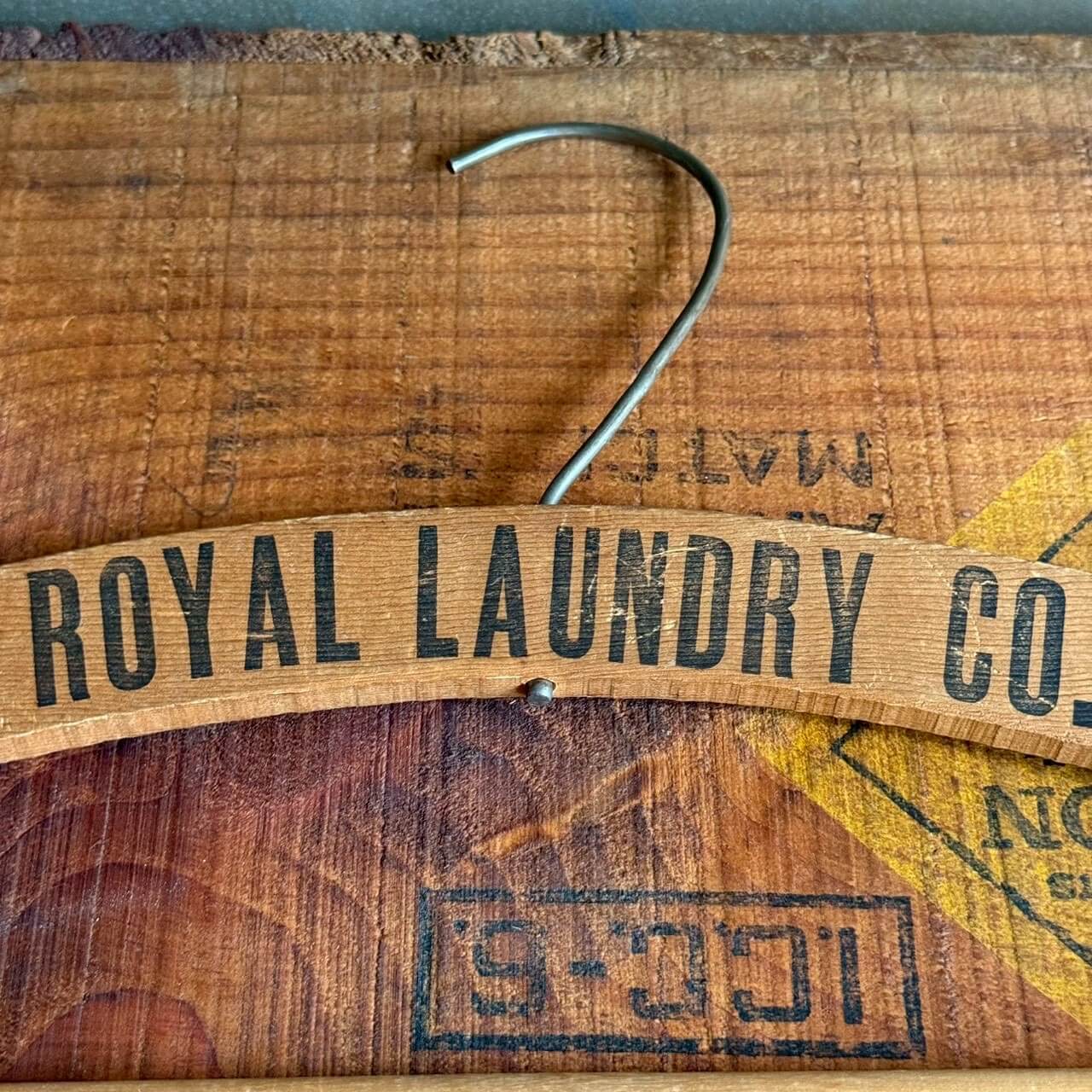 【1950-60年代】ビンテージ ハンガー 2点セット アメリカン雑貨 店舗什器 木製 アドバタイジング #2473-18