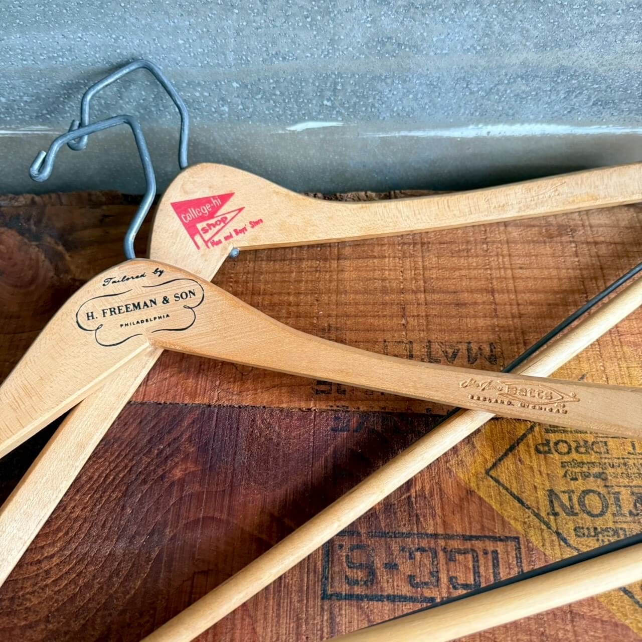 【1950-60年代】ビンテージ ハンガー 2点セット アメリカン雑貨 店舗什器 木製 アドバタイジング #2473-16
