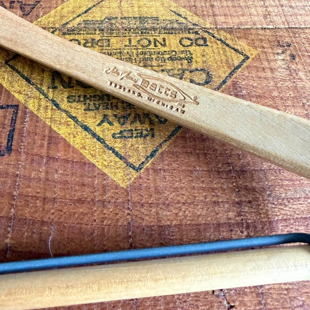 【1950-60年代】ビンテージ ハンガー 2点セット アメリカン雑貨 店舗什器 木製 アドバタイジング #2473-16