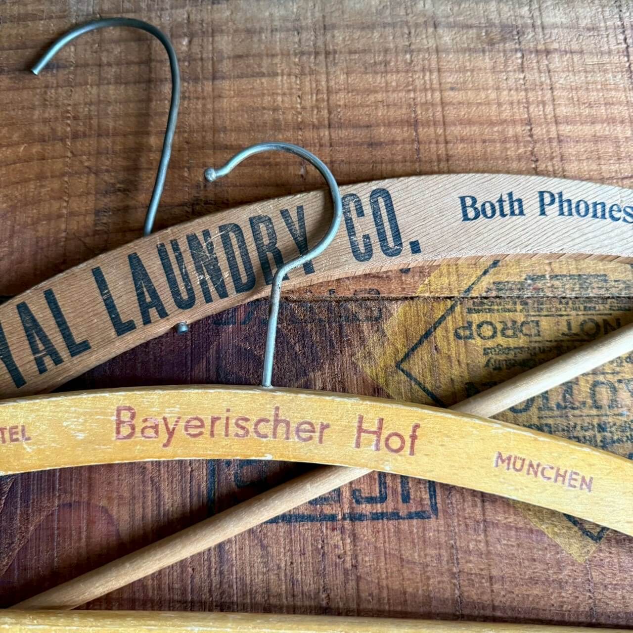【1950-60年代】ビンテージ ハンガー 2点セット アメリカン雑貨 店舗什器 木製 アドバタイジング #2473-18