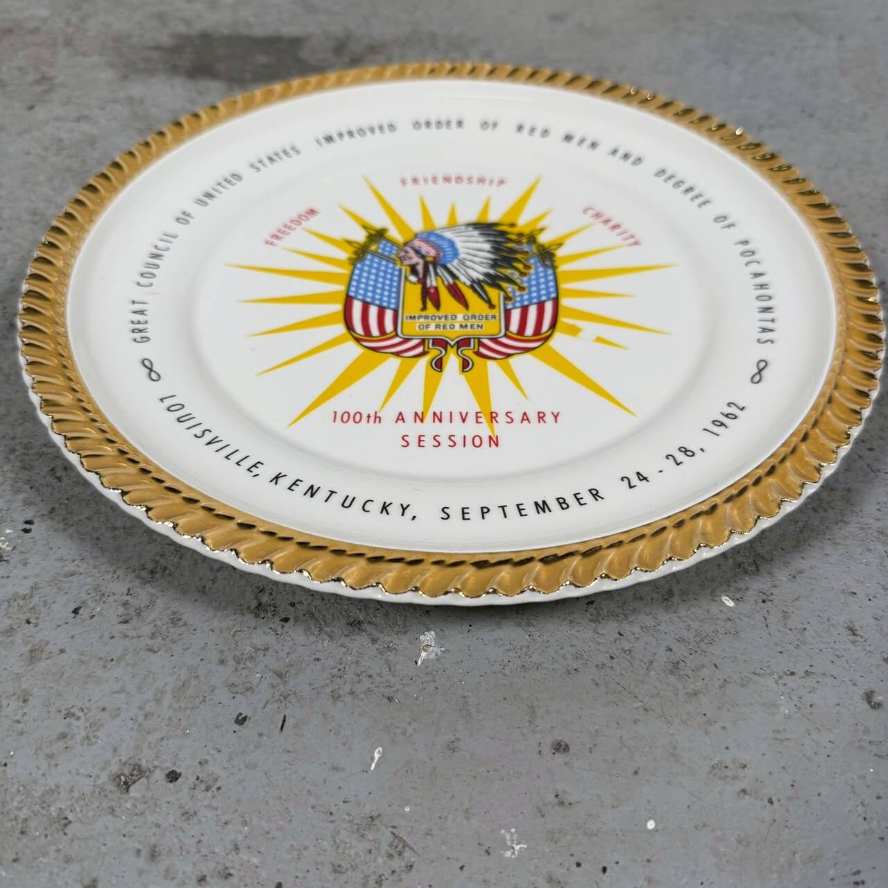 #2363【1962年製】ビンテージ 100周年記念プレート “Improved Order of Red Men” / ケンタッキー州 ルイビル大会 アメリカ