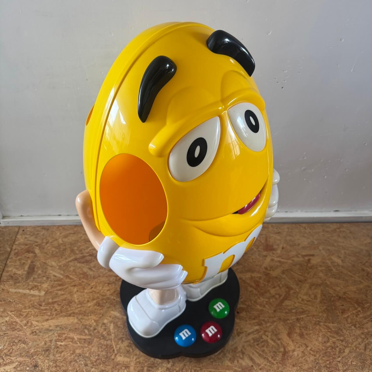#2425【2000年代】M&M's イエロー キャラクター 大型 ディスプレイスタンド /  フィギュア キャスター付き