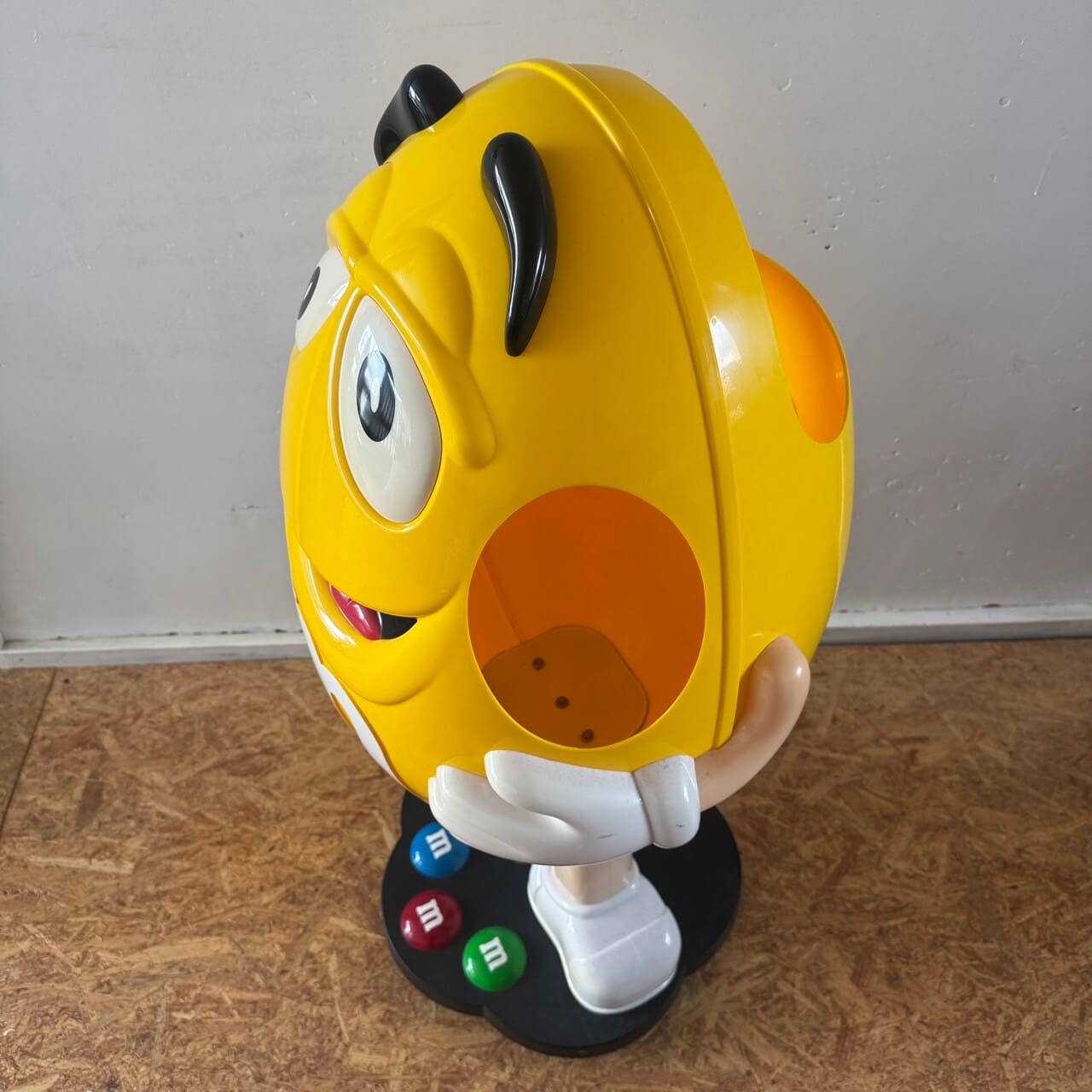 #2425【2000年代】M&M's イエロー キャラクター 大型 ディスプレイスタンド /  フィギュア キャスター付き