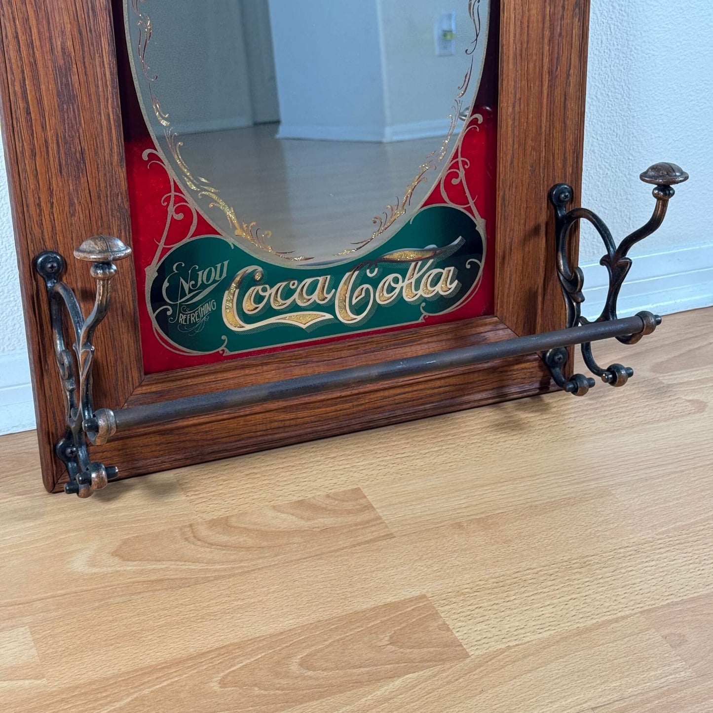 #2105【1980年代】ビンテージ Coca-Cola（コカ・コーラ） ミラー / ウォールデコ アイアンラック付き アメリカ