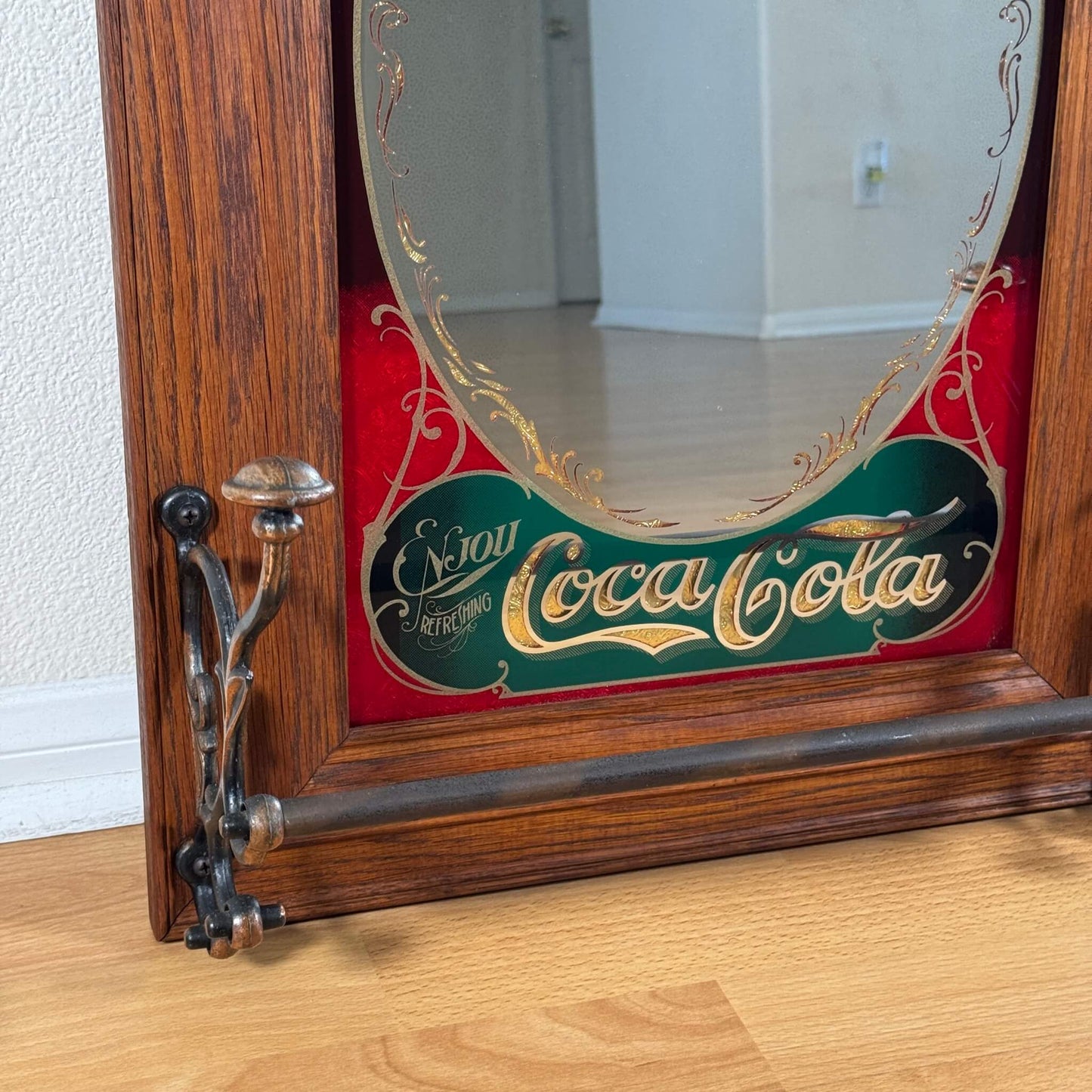 #2105【1980年代】ビンテージ Coca-Cola（コカ・コーラ） ミラー / ウォールデコ アイアンラック付き アメリカ